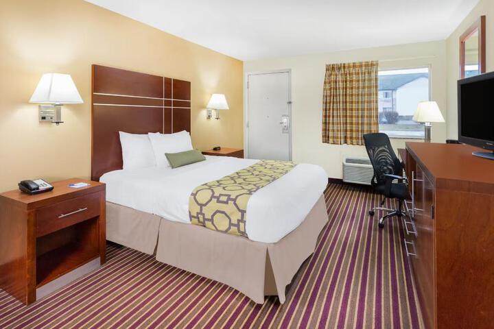1 Queen Bed (12 of 16)