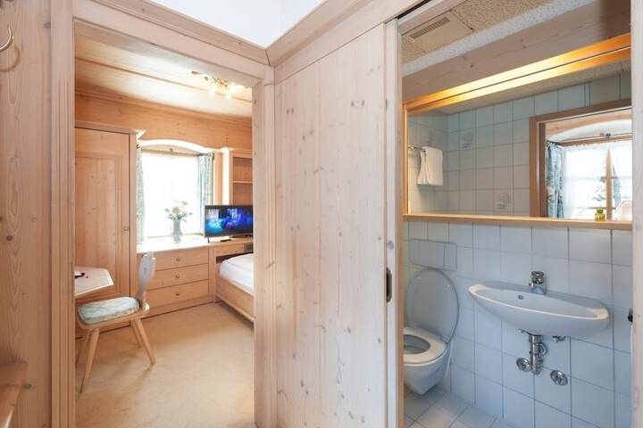 Room 9 of 32