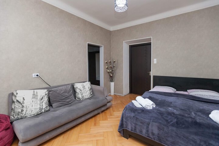 Room 8 of 11