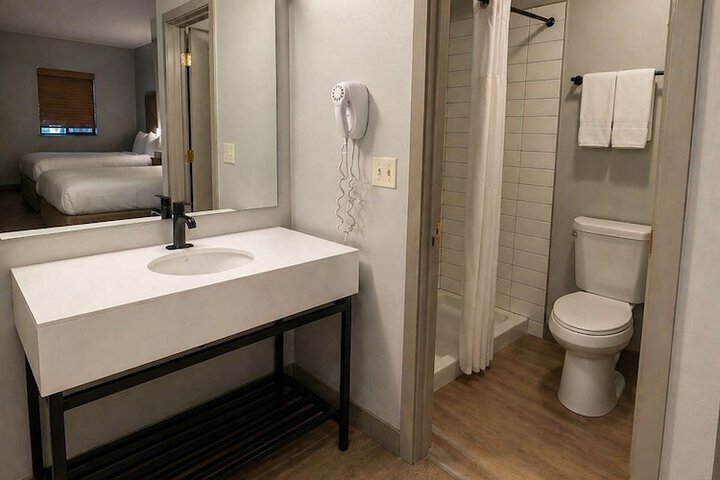 Room 8 of 10