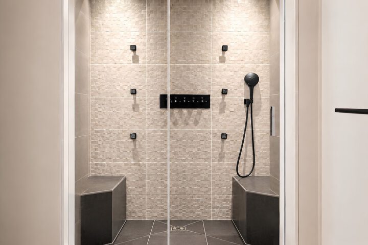 Room 32 of 61