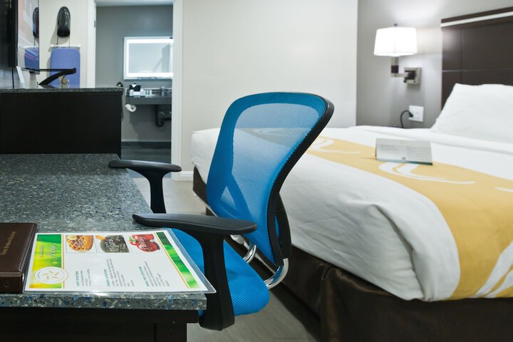 1 King Bed (3 of 6)