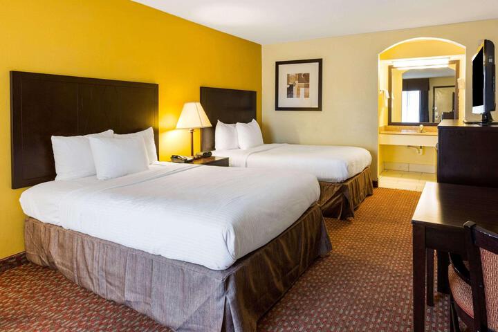 2 Double Beds (3 of 15)