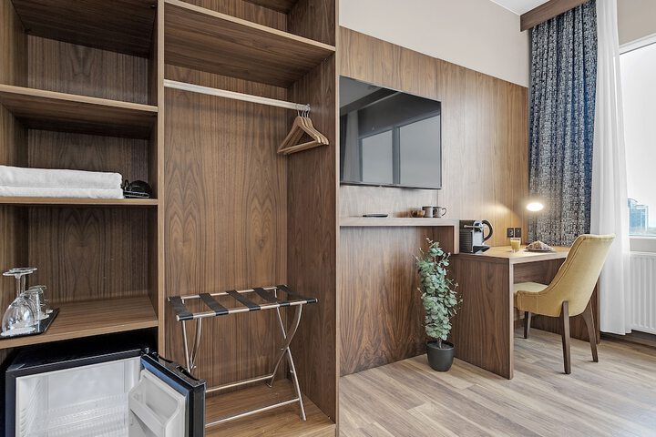Room 3 of 33