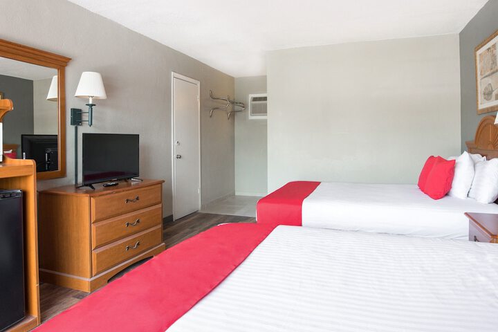 2 Queen Beds (4 of 10)