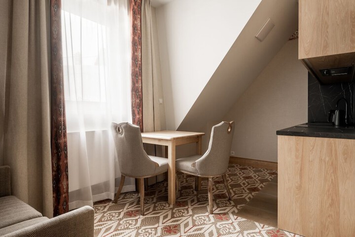Room 9 of 28