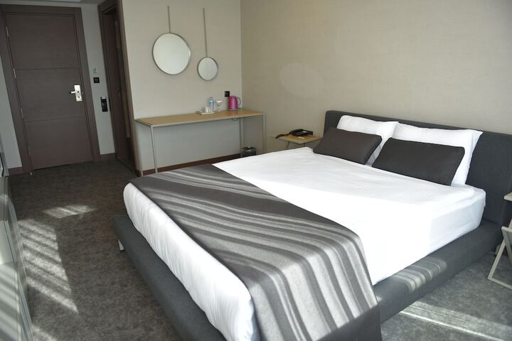 Room 15 of 33