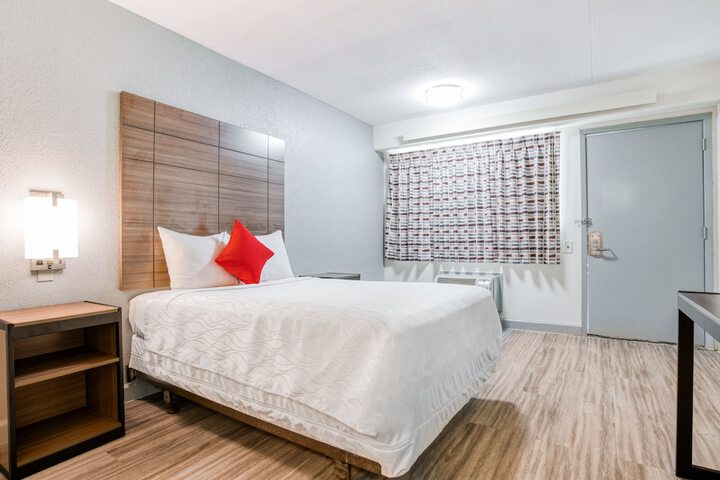 Basic King Bed (8 of 12)