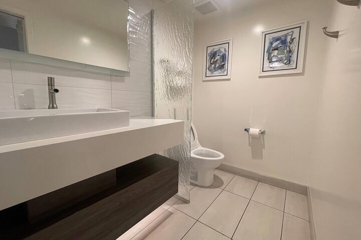 Room 8 of 12