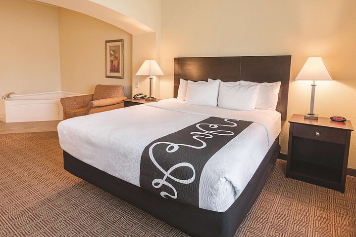 1 King Bed (5 of 18)