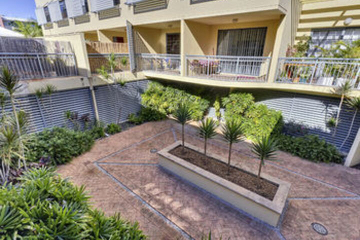 Hotel Exterior 8 of 34