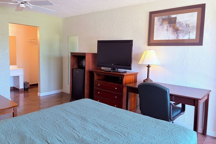 Room 11 of 27