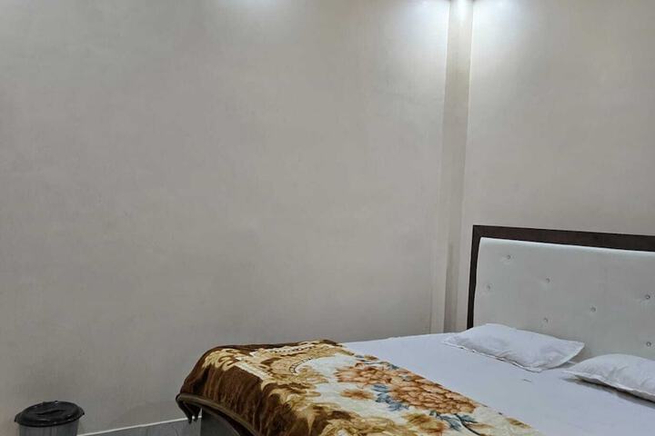 Room 14 of 37