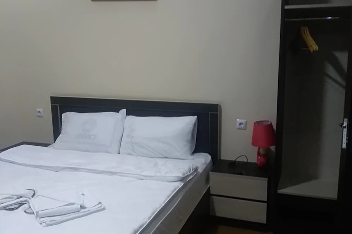 Room 6 of 10