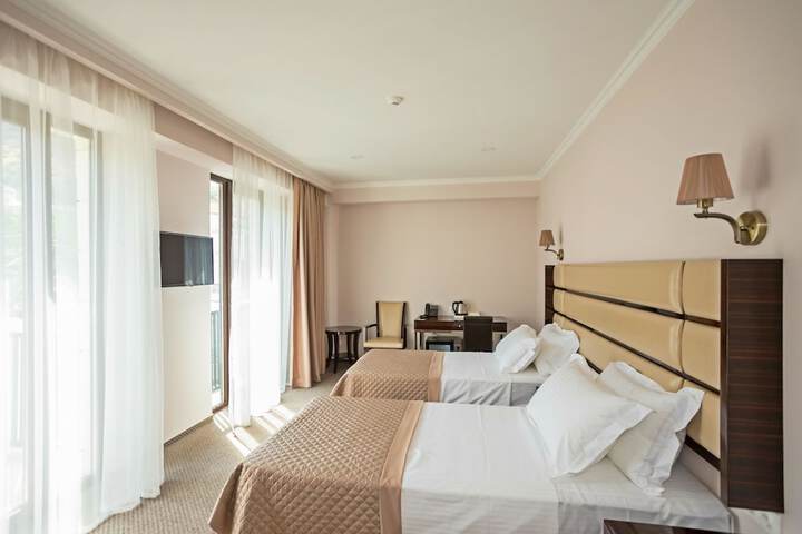 Room 9 of 33
