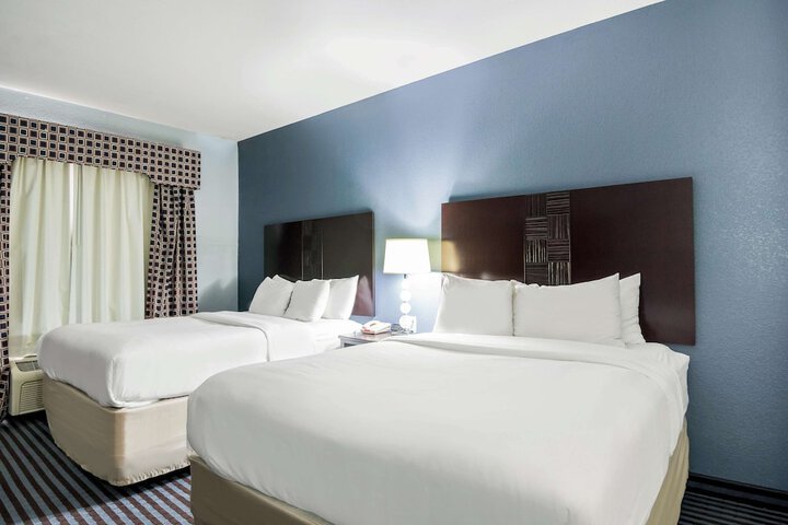 2 Queen Beds (7 of 10)