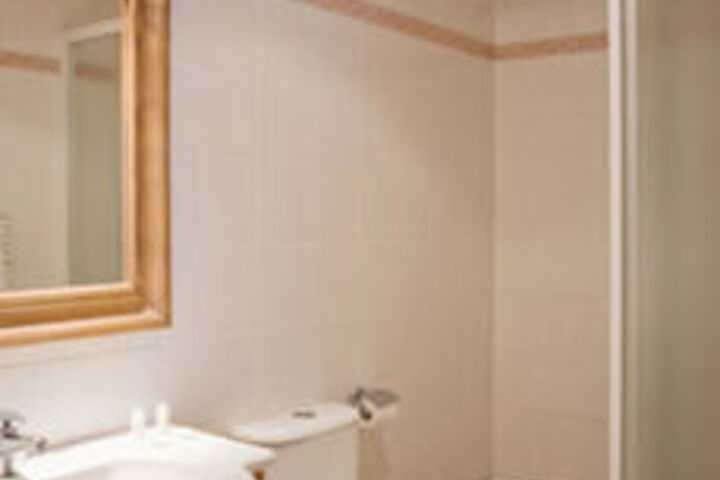 Room 2 of 32