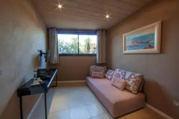 Room 4 of 11