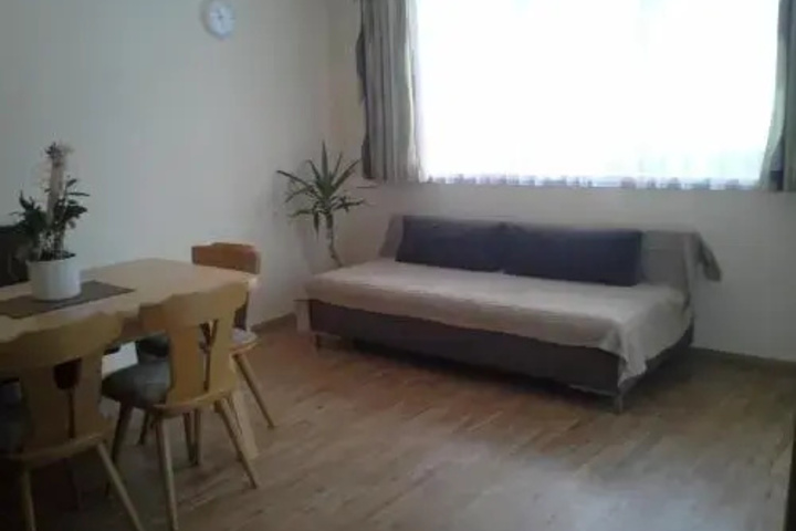 Room 2 of 10