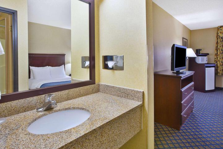 1 Double Bed Accessible (3 of 10)
