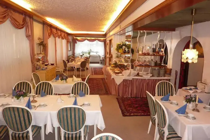 Dining 8 of 9