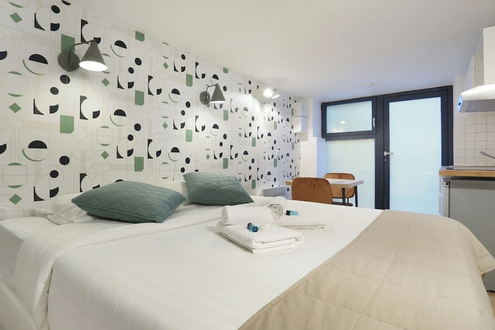 Room 4 of 9