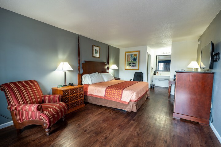 Standard | King Bed (2 of 6)