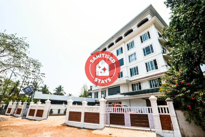 Capital O 33483 Hotel Chembarathy Garden