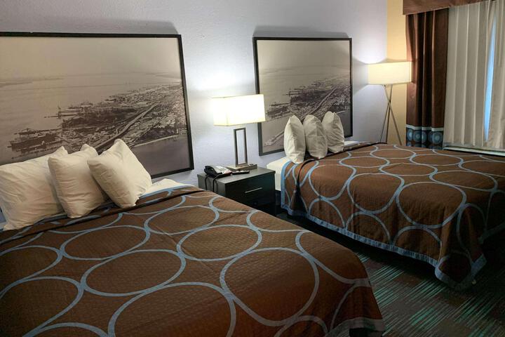 2 Queen Beds (7 of 9)