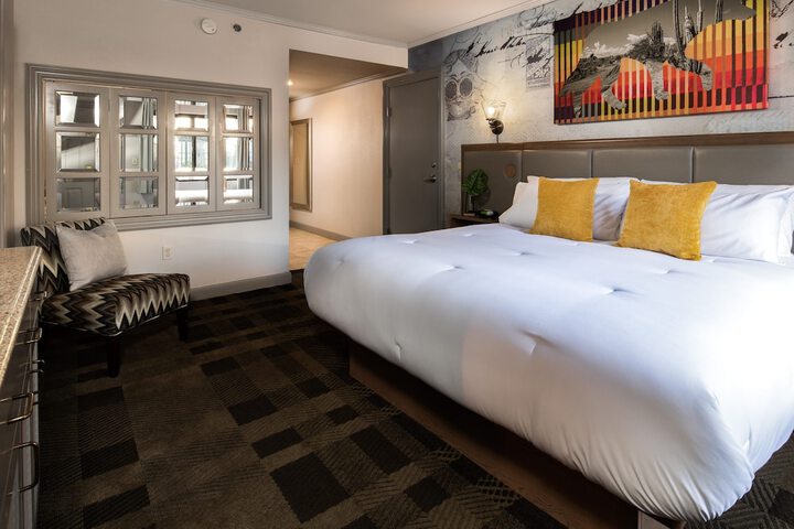 Deluxe Room 1 King Bed (4 of 13)
