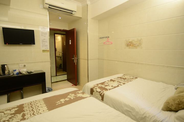 Room 16 of 195