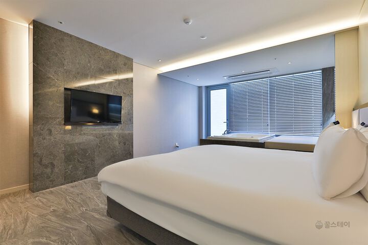 Room 74 of 108