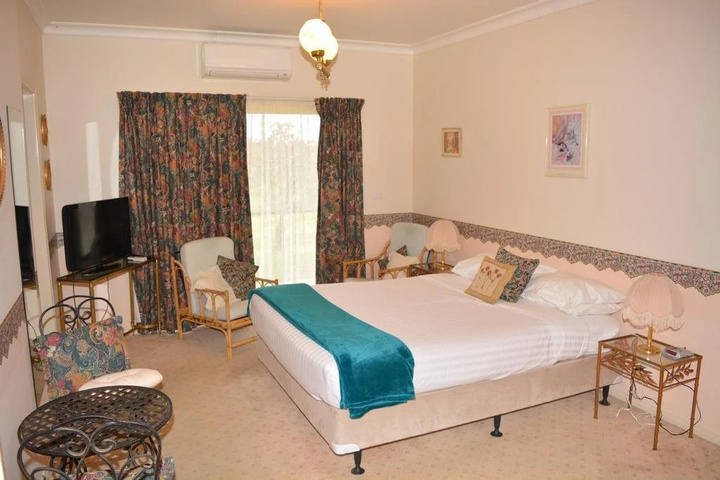 Room 6 of 8