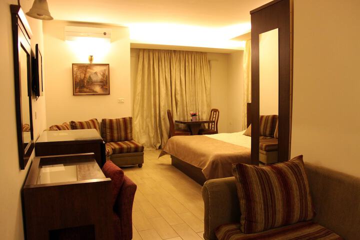 Room 3 of 119