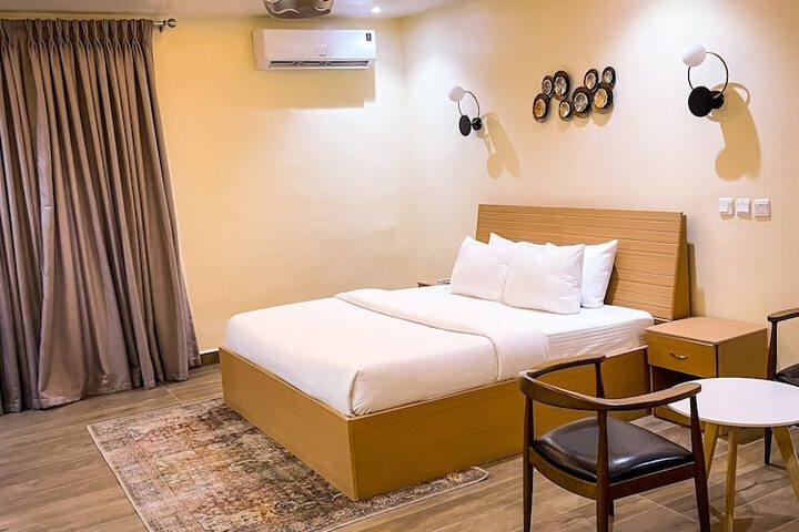 Room 5 of 11