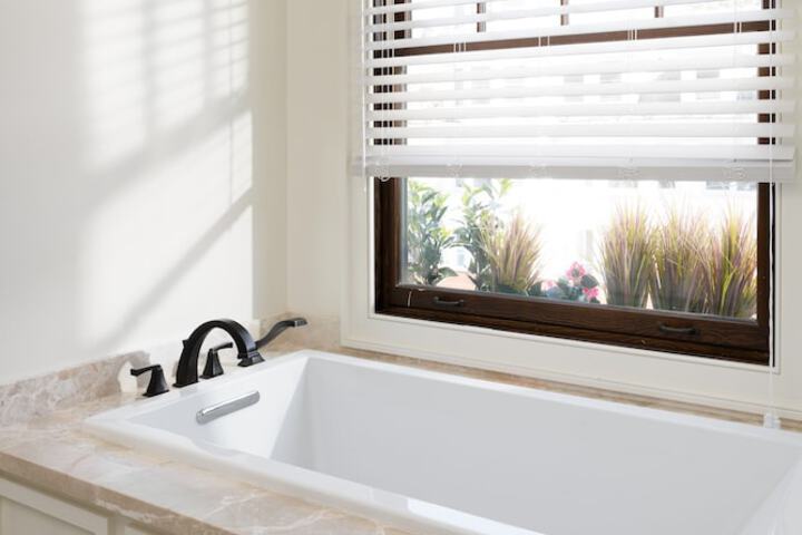 Deep soaking bathtub