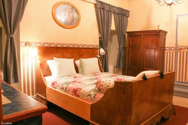 Room 8 of 113