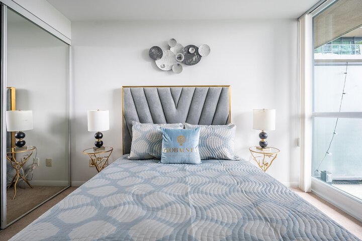 Room 4 of 330