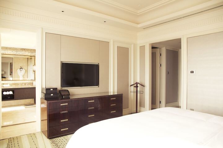Room 13 of 90