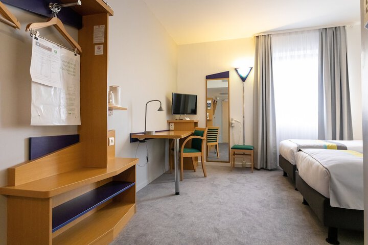 Room 4 of 83