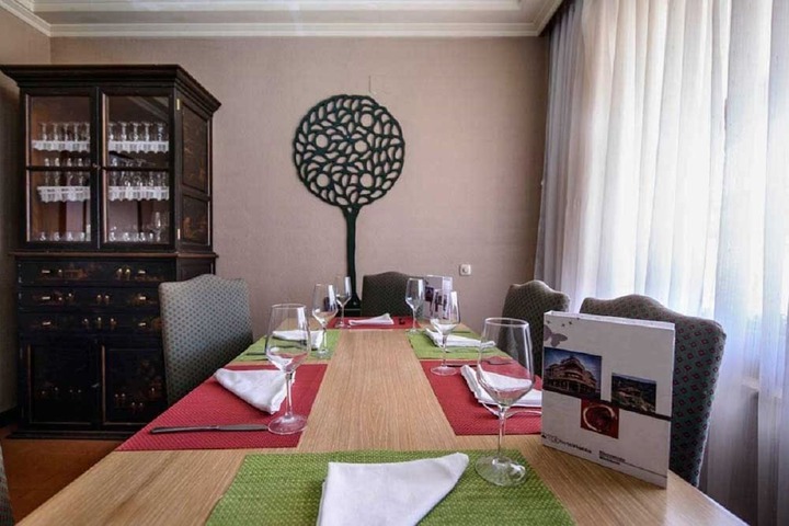 Dining 17 of 34