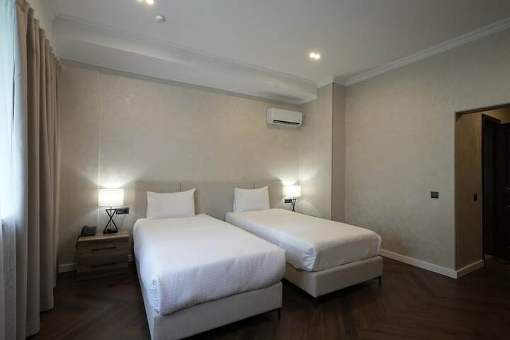 Room 44 of 100