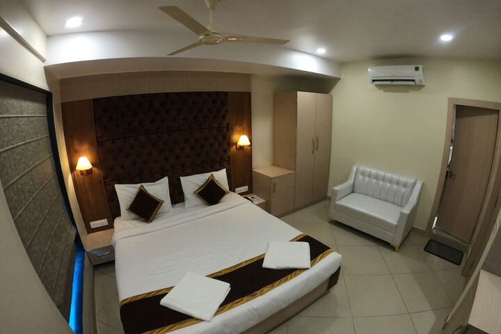 Room 11 of 32
