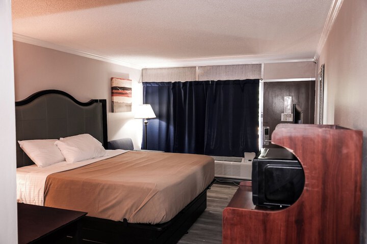 1 King Bed (9 of 9)