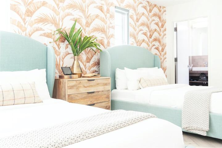Modern Superior 2 Queen Beds (27 of 40)