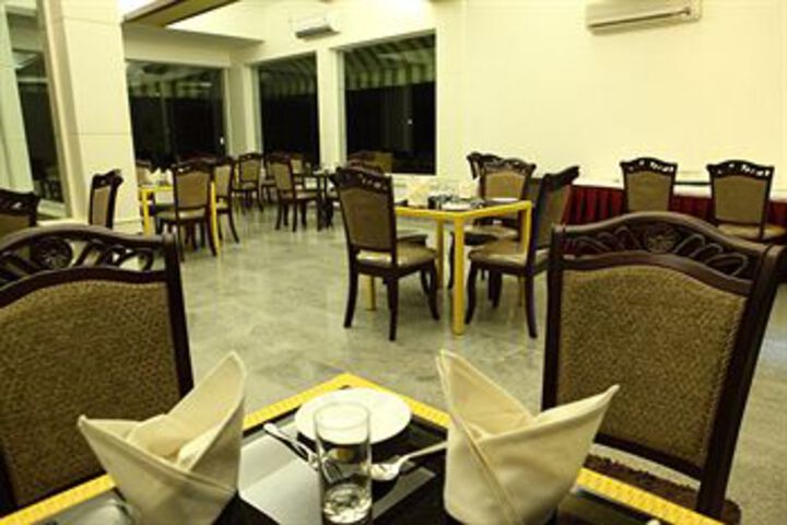 Dining 11 of 12