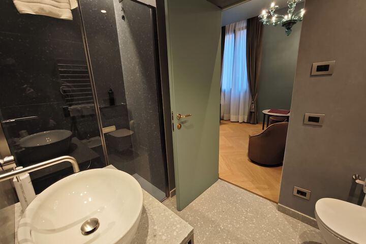 Room 51 of 83