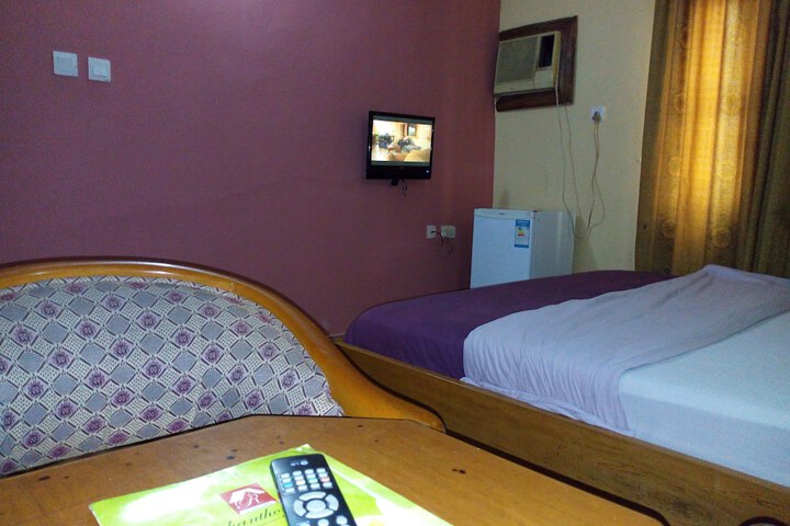 Room 11 of 34