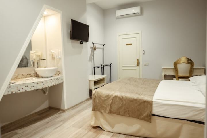 Room 26 of 47