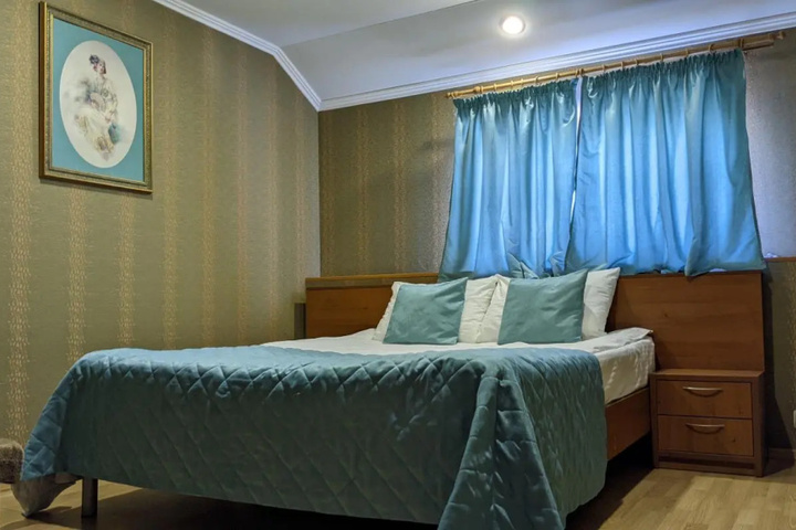 Room 7 of 8